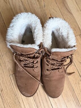 Ugg Women With Shoe Laces In Size 8